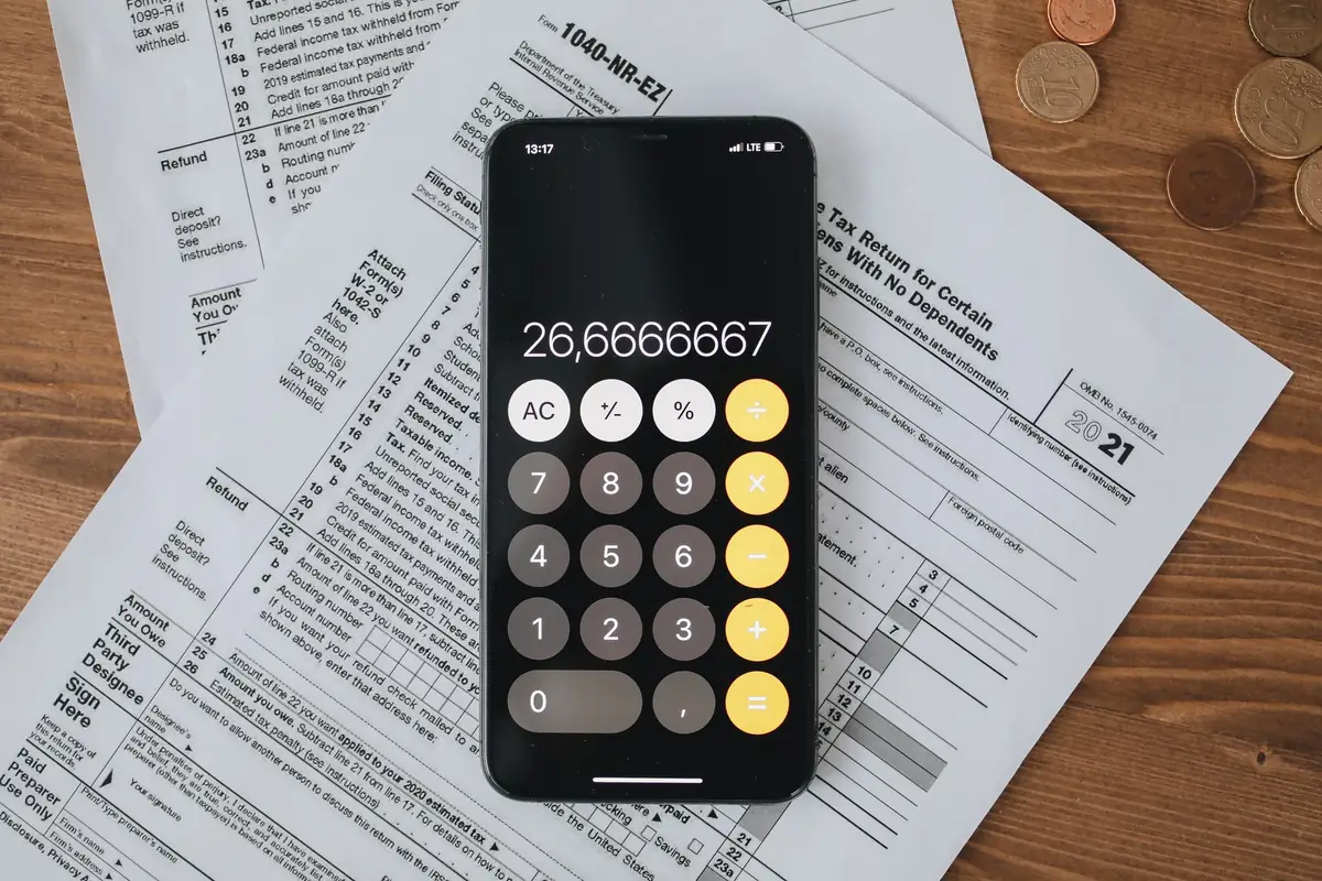 Vergi formları üzerinde hesap makinesi uygulaması açık telefon
